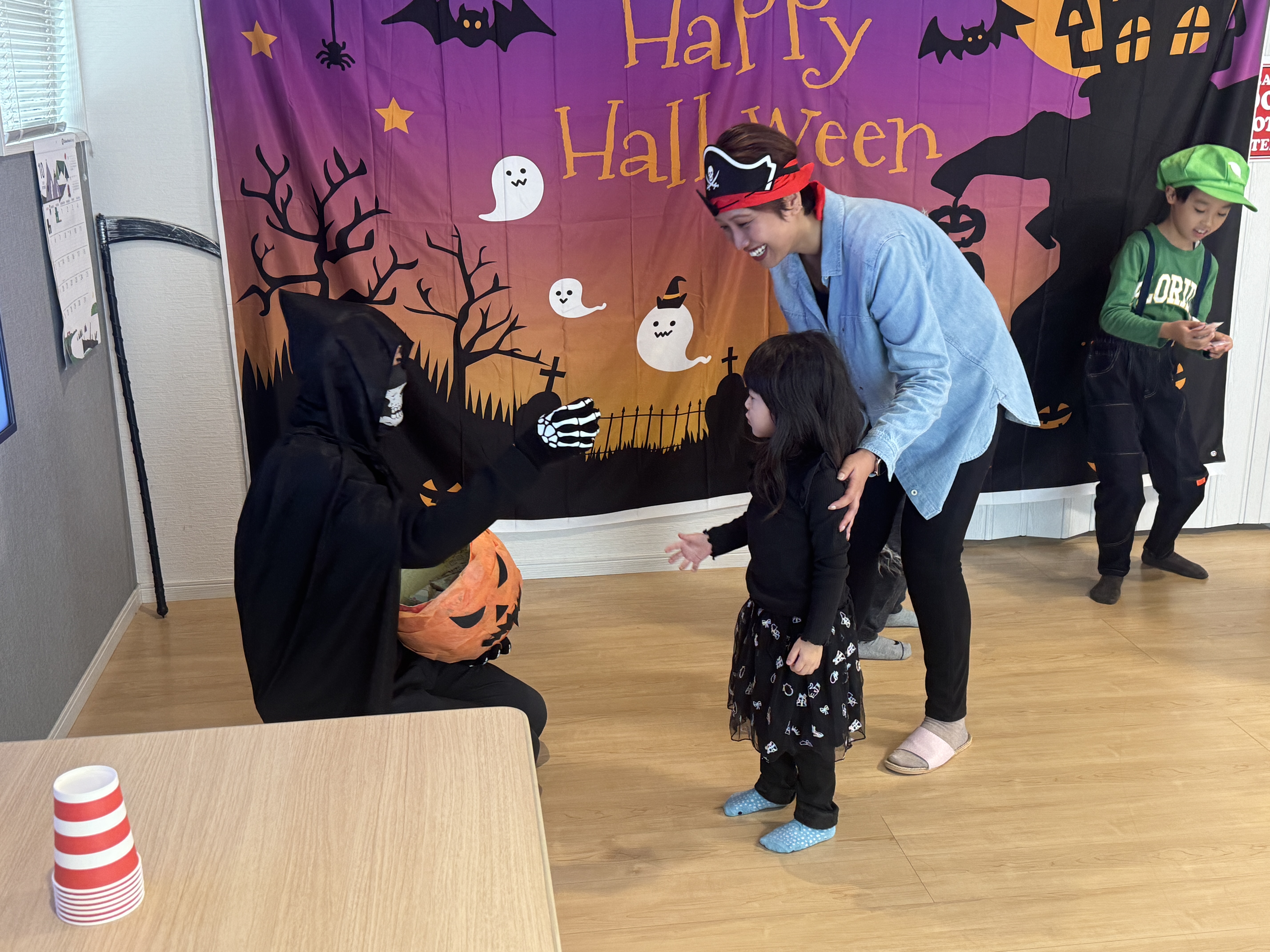 AlphaECOのハロウィーンパーティーでTrick or Treatを楽しむ子どもたち